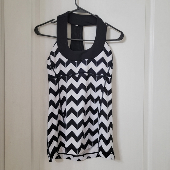 Lululemon Size 4 Black & White Chevron Pattern Scoop Neck Tank - Picture 1 of 10